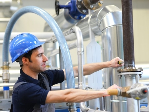 Portrait Monteur/ Arbeiter in einer Industrieanlage am Arbeitsplatz // Portrait of a fitter/worker in an industrial plant at the workplace